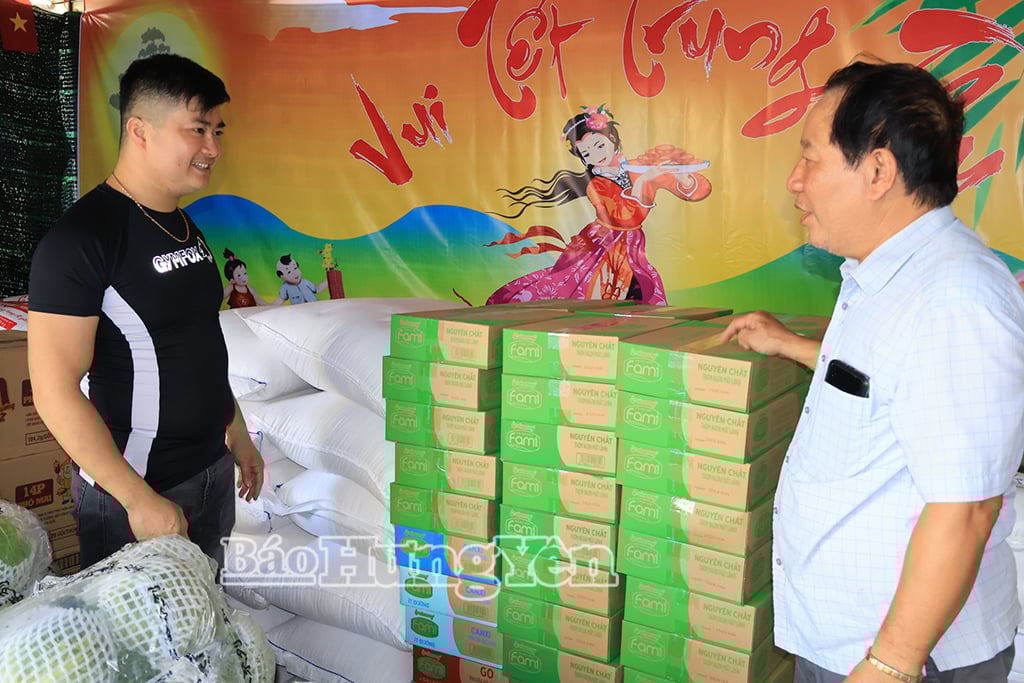 Anh Phạm Văn Hải Trường, Chủ nhiệm câu lạc bộ Thiện tâm Thái Bình tiếp nhận ủng hộ từ người dân.