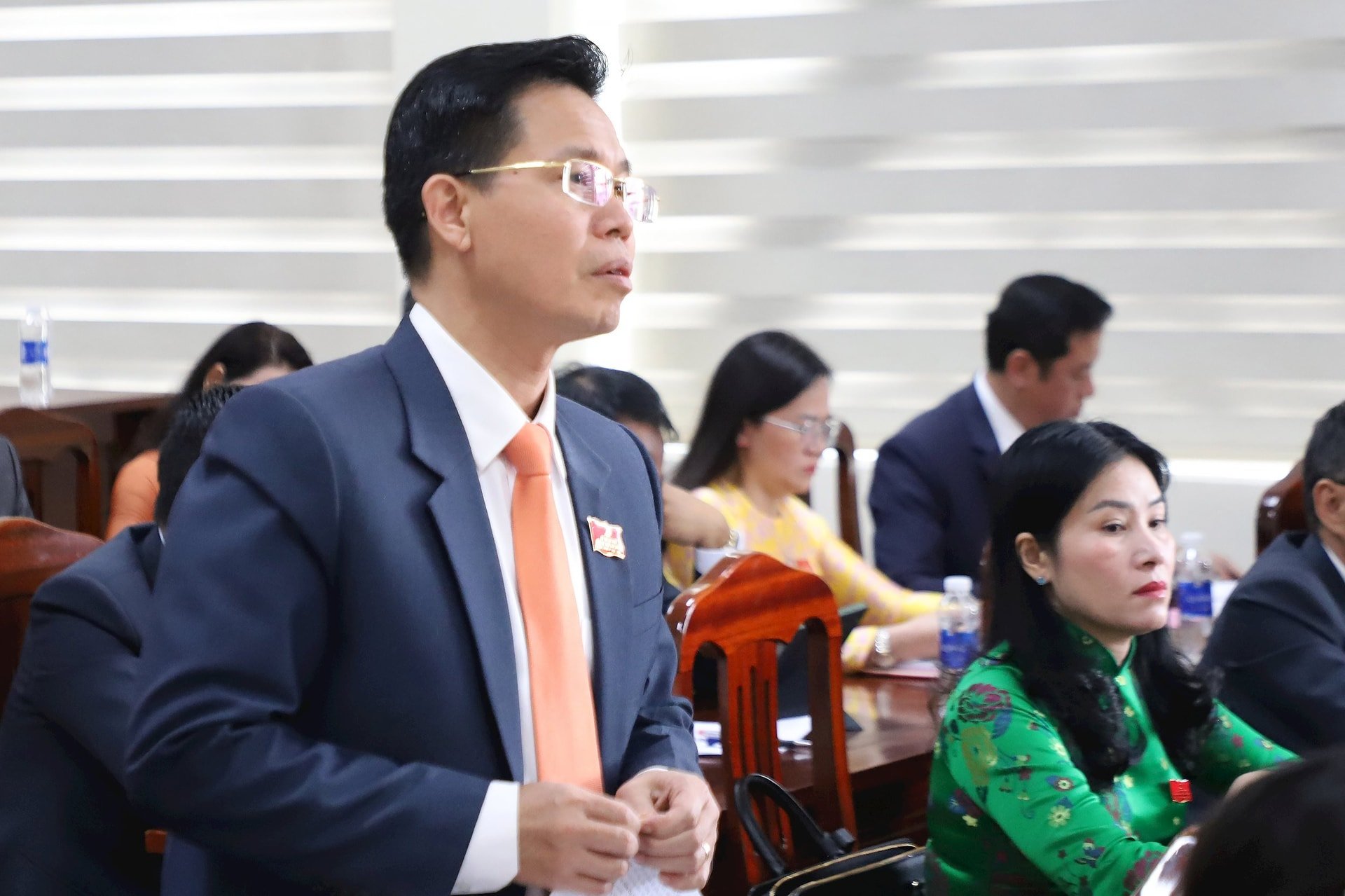 ທ່ານ​ເລ​ຂາ​ທິ​ການ​ໃຫຍ່​ພັກ​ກອມ​ມູ​ນິດ​ຕາ​ແສງ ດຶກ​ຕືງ ກ່າວ​ຄຳ​ເຫັນ​ທີ່​ກອງ​ປະ​ຊຸມ