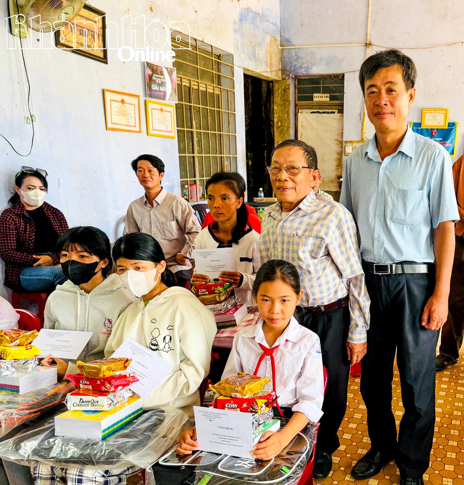 Ông Thạnh (thứ 2 từ phải qua) trao quà, học bổng cho con em hội viên.