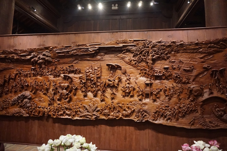 하노이가 문묘에 기증하기로 한 목조 그림 '조상에 경의를 표하기 위해 영광스럽게 고향으로 돌아오다'의 특별한 점은 무엇일까요? - 사진 4. Vinh quy bái tổ - Ảnh 4.