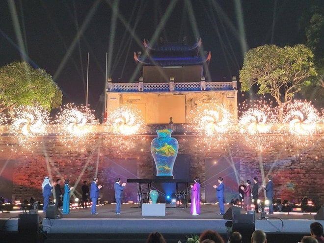Chiếc bình gốm tượng trưng cho sự đoàn kết thông qua văn hóa. (Ảnh: Minh Anh/Vietnam+) c491ecf8a89925c77c88.jpg