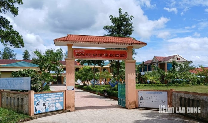 Oväntat drag av biträdande rektor Do Thi Hong Hue mitt i en matförgiftningsincident - Foto 1. Động thái bất ngờ của phó Hiệu trưởng Đỗ Thị Hồng Huế Giữa vụ ngộ độc thực phẩm - Ảnh 1.