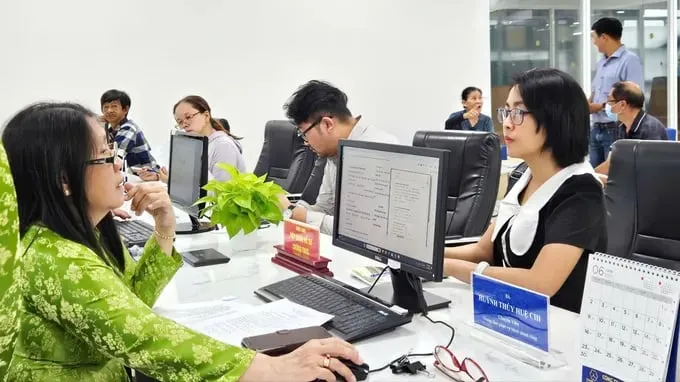 Tjänstemän vid Xuan Hoa Ward Public Administration Service Center hanterar administrativa förfaranden för personer på portalen för offentlig service.
