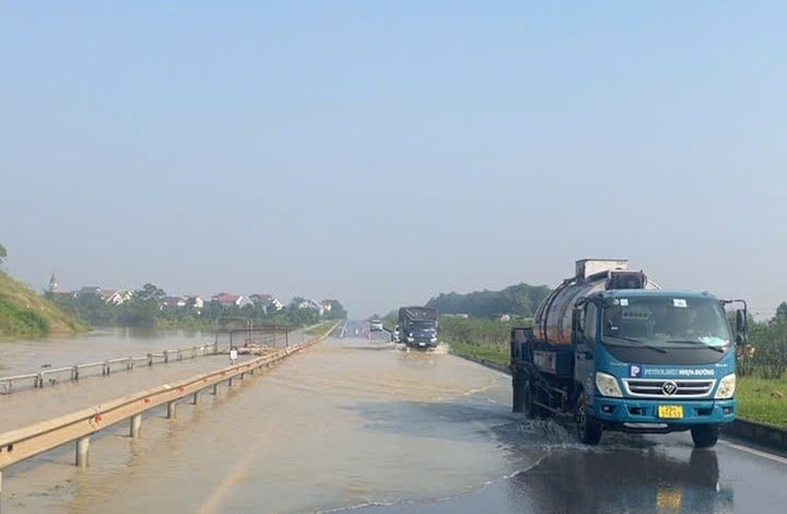 Nước lũ khiến các phương tiện khó khăn di chuyển.