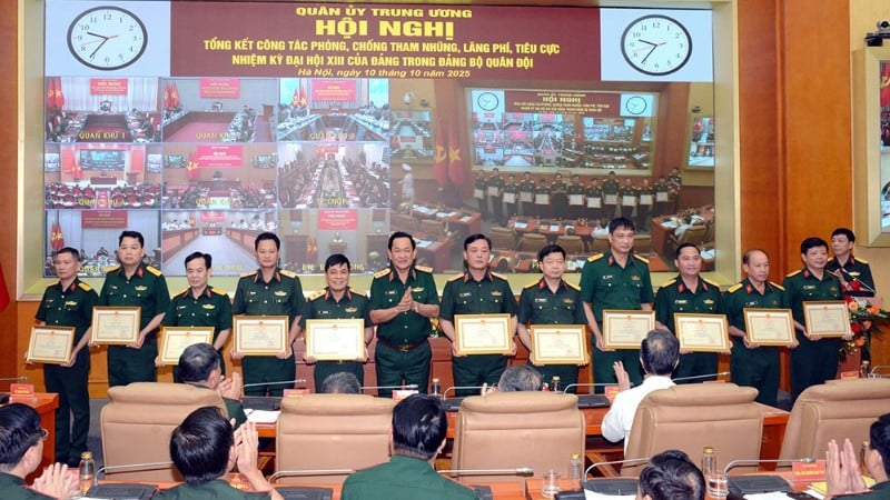 O Tenente-General Sênior Vo Minh Luong concedeu Certificados de Mérito a coletivos e indivíduos com realizações excepcionais na implementação e organização do trabalho de prevenção e combate à corrupção, ao desperdício e à negatividade durante o 13º Congresso do Partido no Comitê do Exército. (Foto: https://www.mod.gov.vn/)