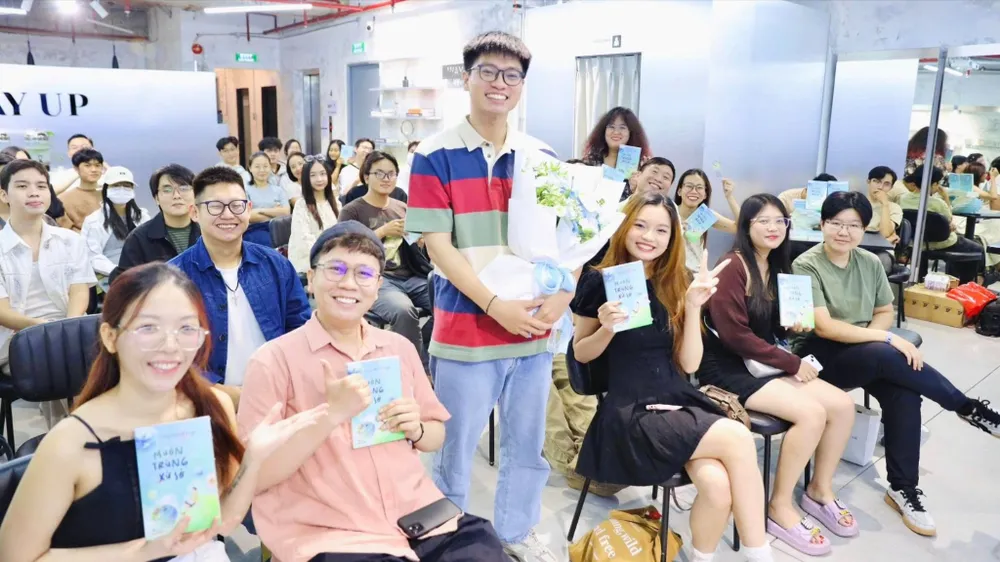 Penulis Thoong Danh Ke Chuyen berinteraksi dengan para pembaca pada peluncuran karyanya Muon Trong Xua Soi di Kota Ho Chi Minh. Foto: BLUE BOOKS