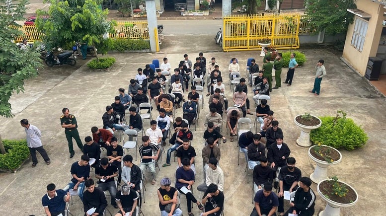 Mit jugendlichem Enthusiasmus geschriebene Bewerbungen - Bild 3. Những lá đơn được viết bằng nhiệt huyết tuổi trẻ- Ảnh 3.