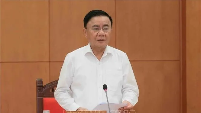 Comrade Tran Cam Tu, Politburo member and Standing member of the Secretariat, delivered a speech directing the working session. Photo: VNA