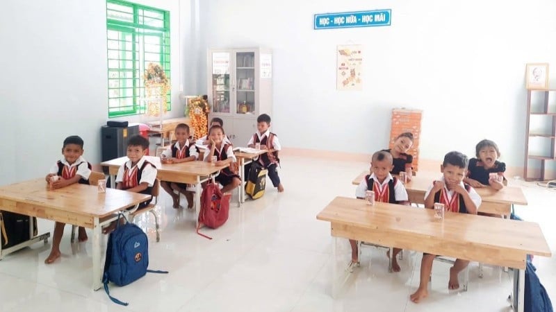 다낭시 짜탑사(Tra Top Commune)에 있는 랑르엉 학교(Lang Luong School)의 첫 번째 학급 학생들. (사진: 빈남(BINH NAM))
