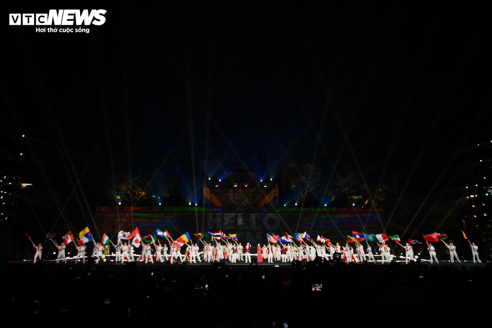 Thang Long Imperial Citadel adalah cemerlang pada malam pembukaan Festival Kebudayaan Sedunia - 1
