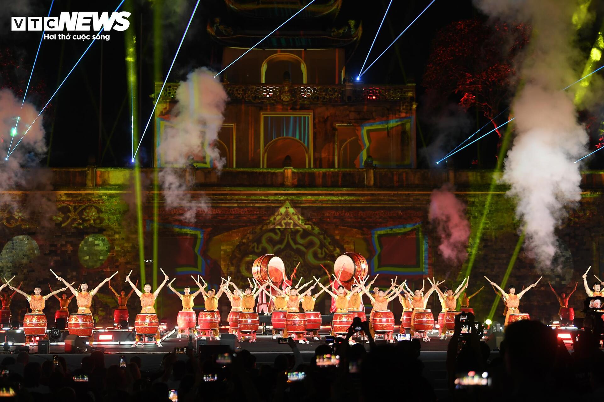 Thang Long Imperial Citadel bersinar pada malam pembukaan Festival Kebudayaan Sedunia - 2