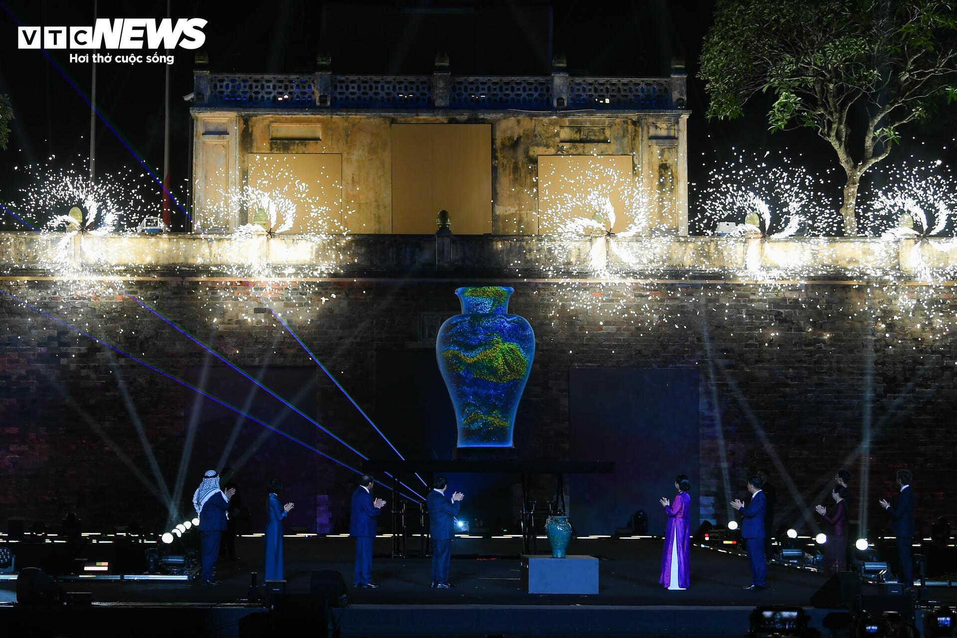 Thang Long Imperial Citadel bersinar pada malam pembukaan Festival Kebudayaan Sedunia - 6