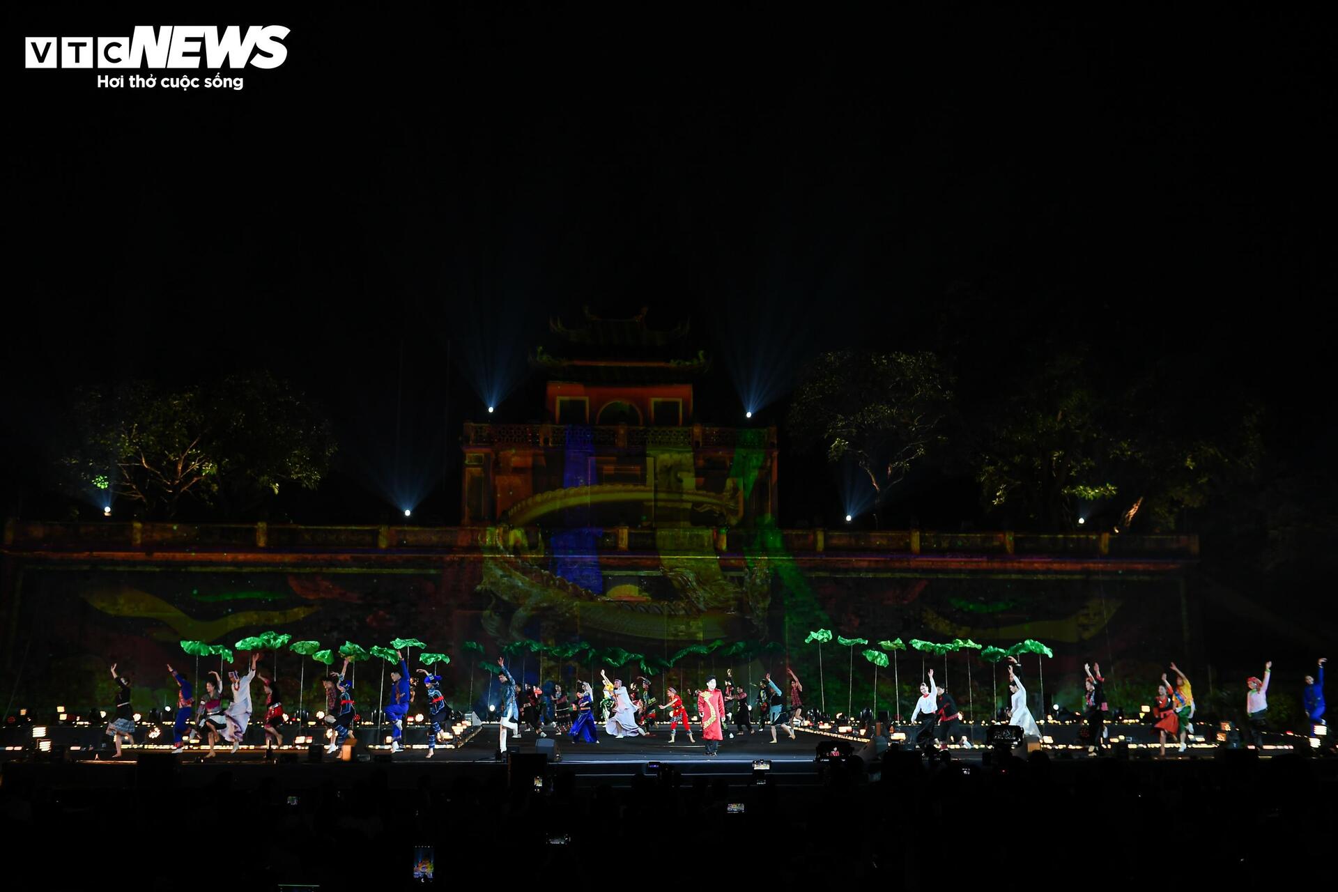 Thang Long Imperial Citadel bersinar pada malam pembukaan Festival Kebudayaan Sedunia - 9