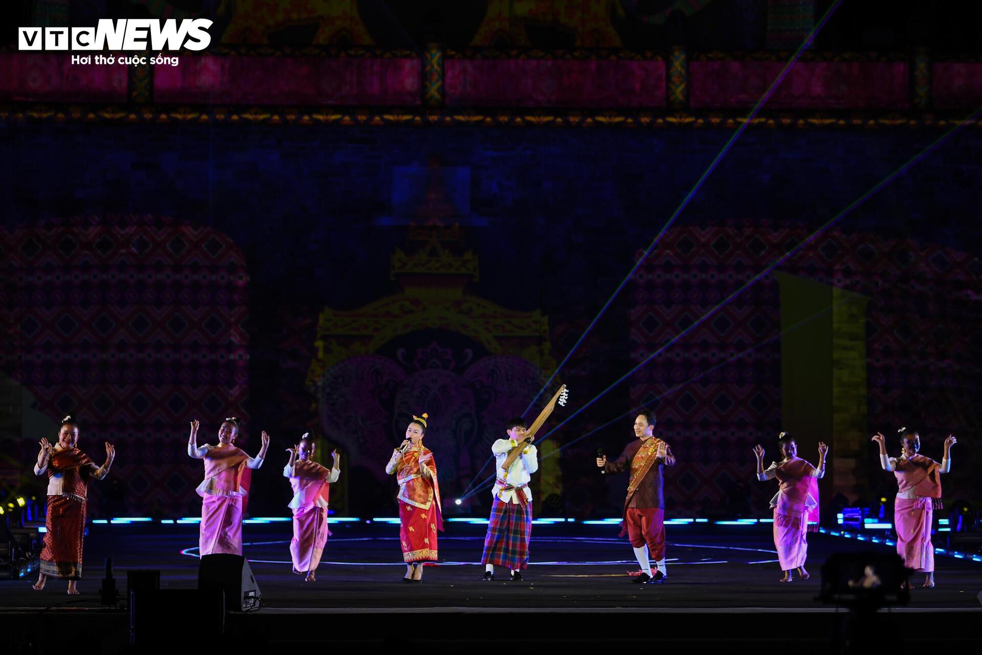 Thang Long Imperial Citadel bersinar pada malam pembukaan Festival Kebudayaan Sedunia - 12