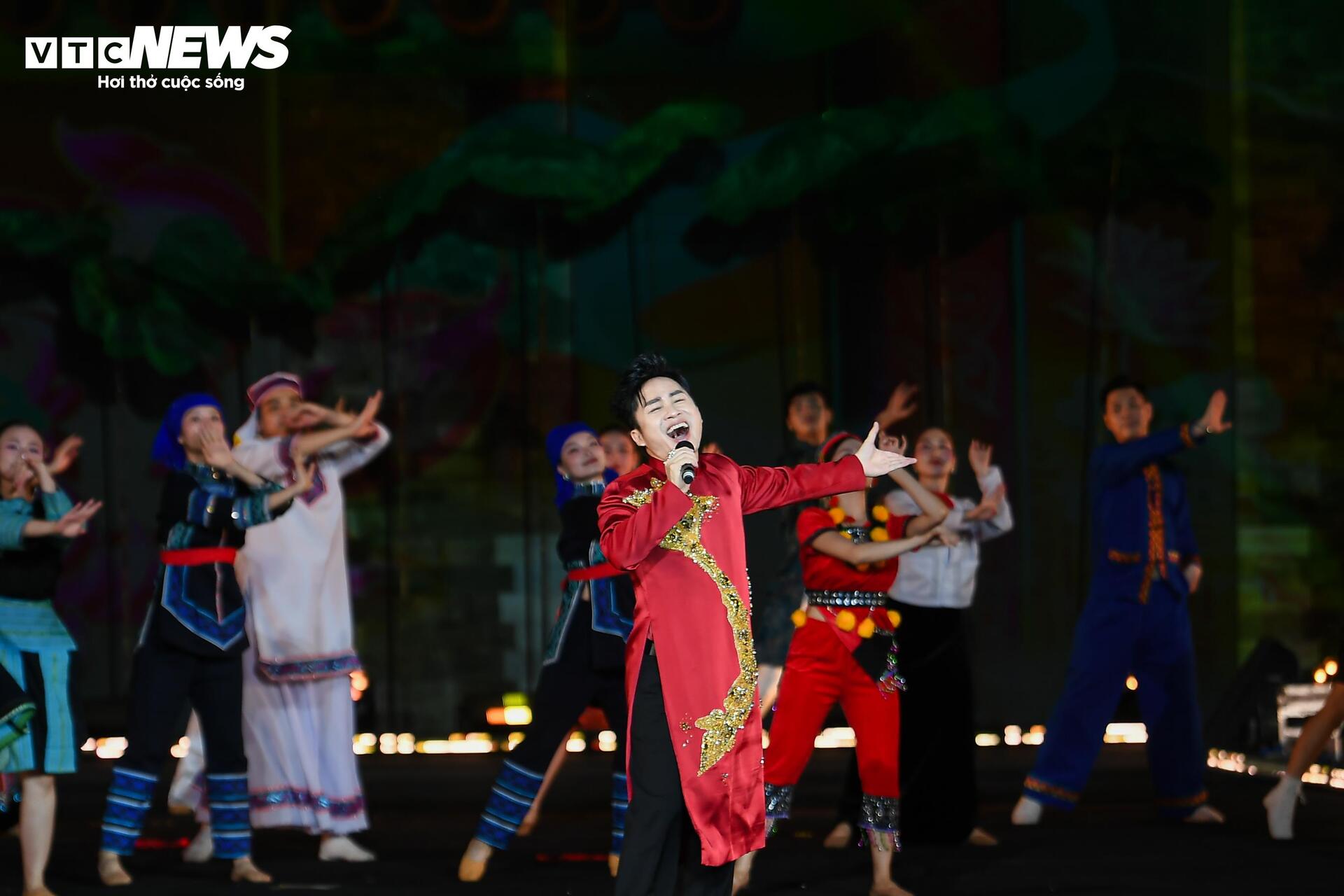 Thang Long Imperial Citadel bersinar pada malam pembukaan Festival Kebudayaan Sedunia - 13