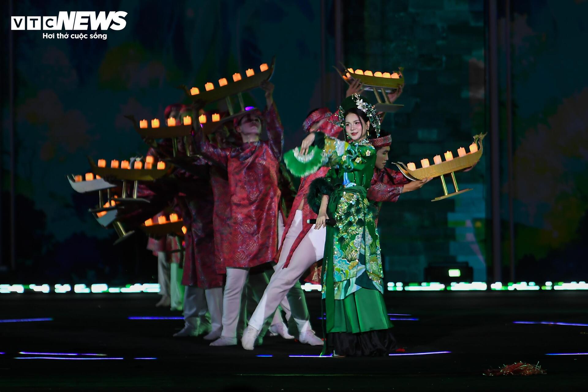 Thang Long Imperial Citadel bersinar pada malam pembukaan Festival Kebudayaan Sedunia - 14