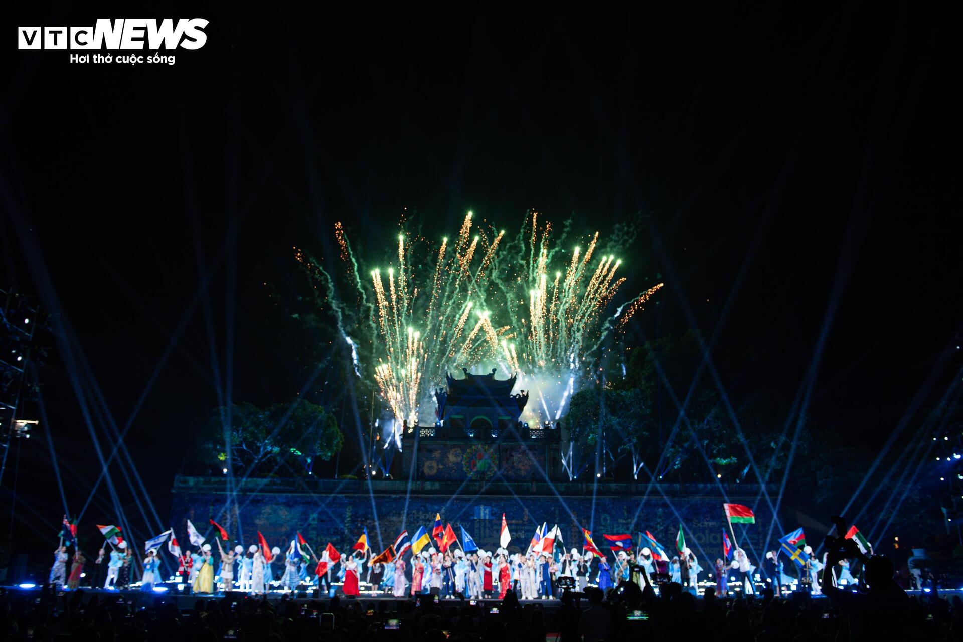 Thang Long Imperial Citadel bersinar pada malam pembukaan Festival Kebudayaan Sedunia - 17