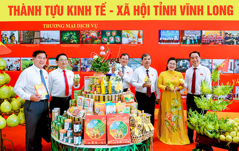 Lãnh đạo tỉnh tham quan gian trưng bày giới thiệu sản phẩm nông nghiệp nông thôn tiêu biểu của tỉnh.