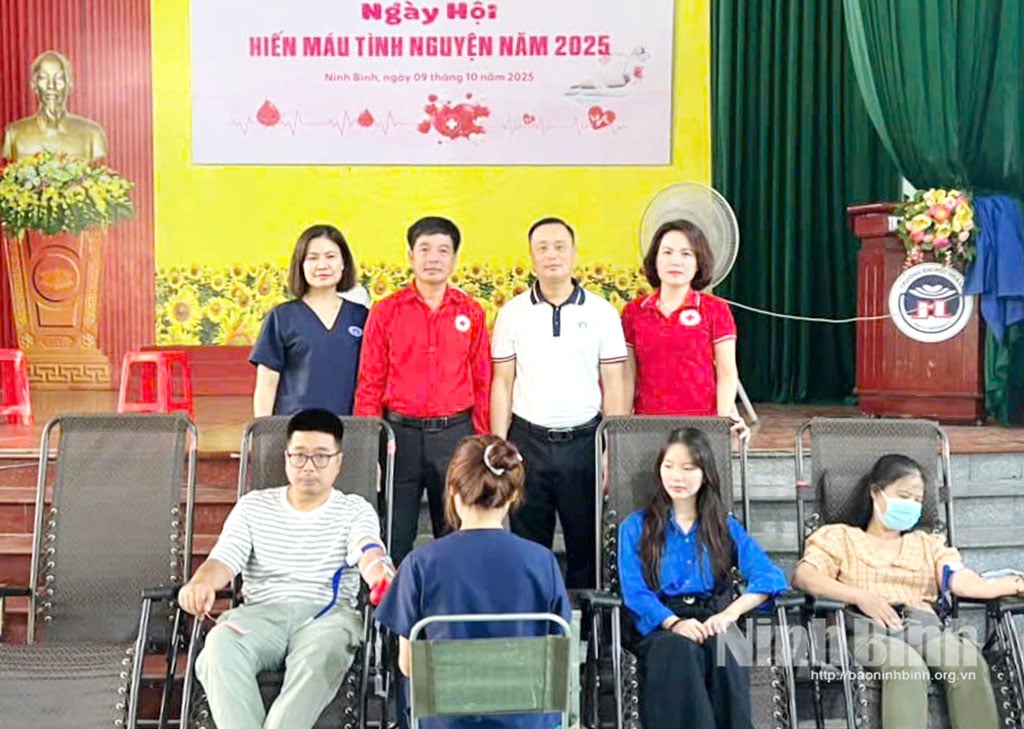 Leaders of the Provincial Red Cross Society encouraged volunteers to donate blood at Hoa Lu University.