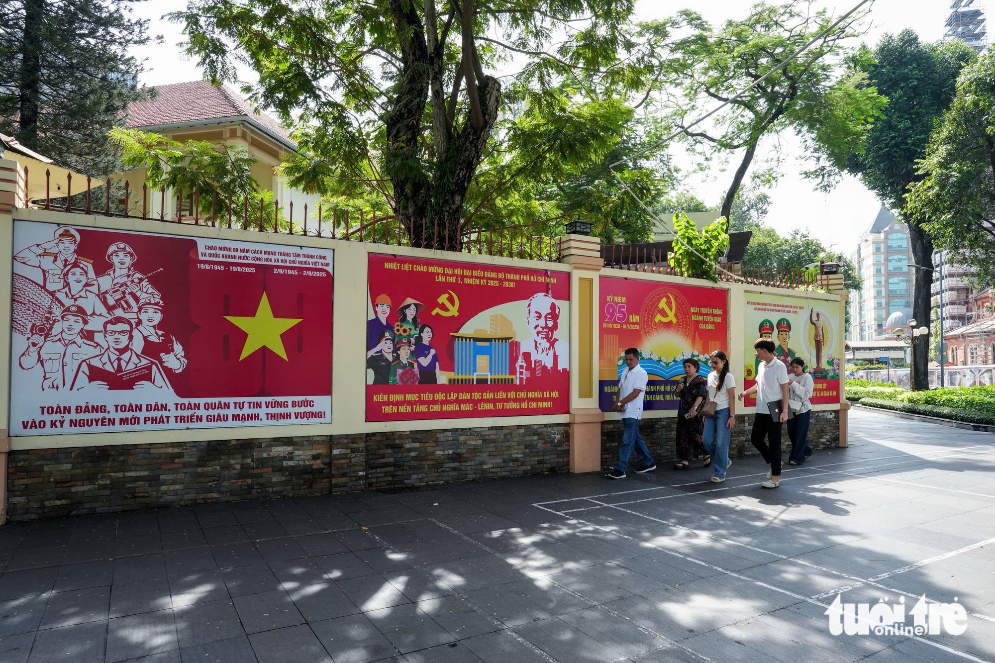 Skrin LED besar menyala di pusat bandar Ho Chi Minh City untuk mengalu-alukan Kongres Parti Bandaraya - Foto 7.