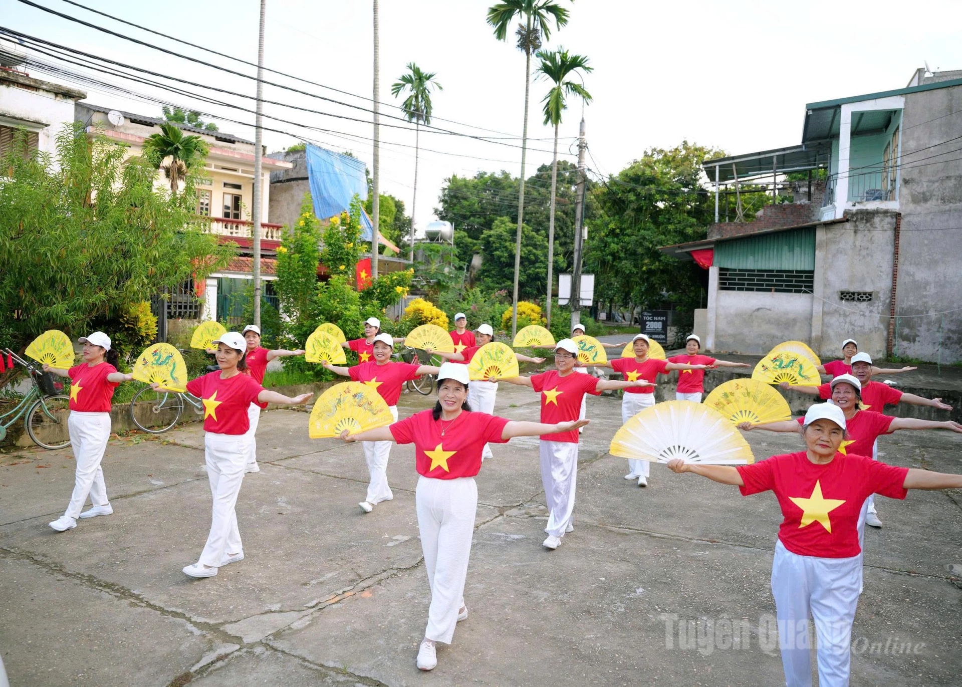 Klub Kesehatan Perumahan Hung Thanh 2, Distrik An Tuong, menyelenggarakan kegiatan rutin, menyediakan tempat bagi para lansia untuk berinteraksi dan terhubung.