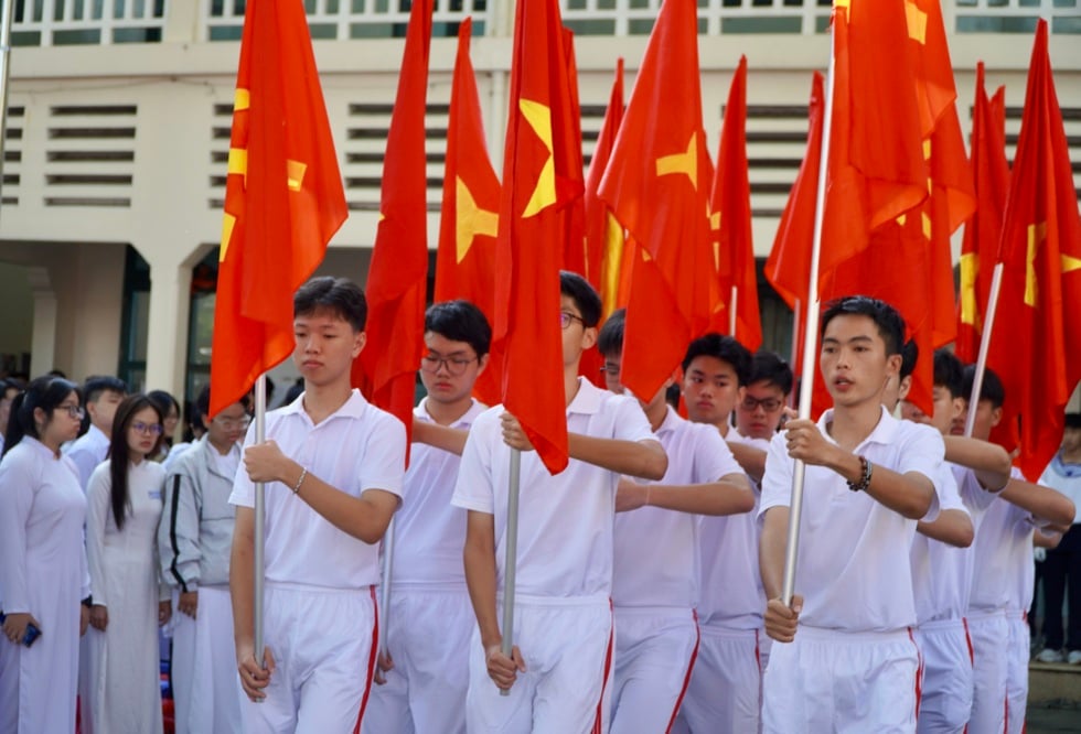 Khi học sinh TPHCM trở thành người lính, nghệ sĩ trong giờ học - 1