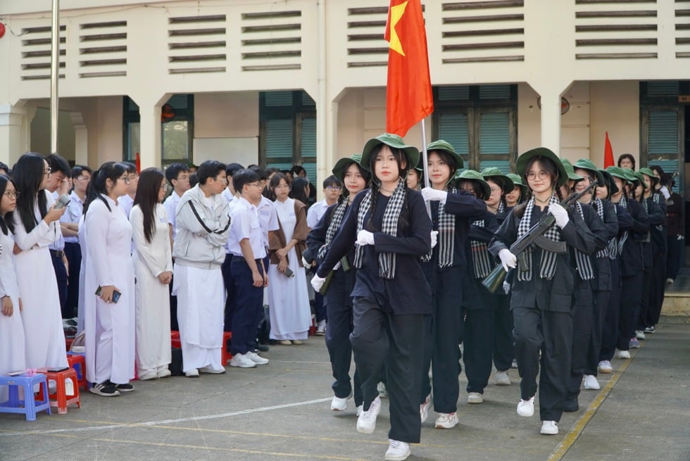 Khi học sinh TPHCM trở thành người lính, nghệ sĩ trong giờ học - 2
