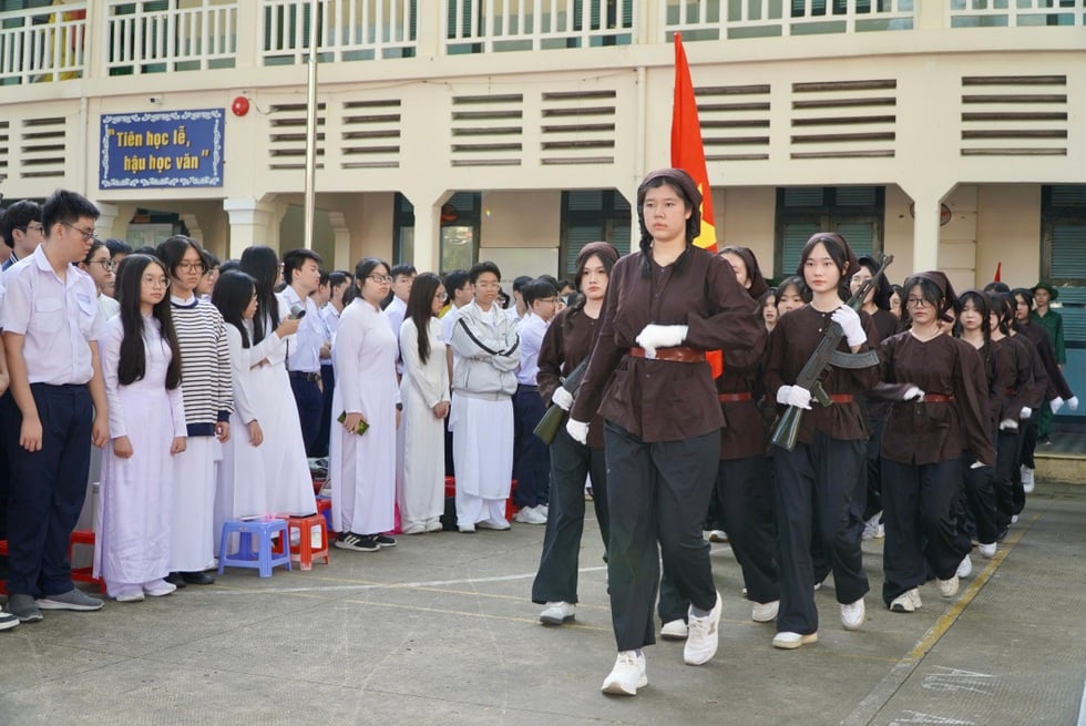 Khi học sinh TPHCM trở thành người lính, nghệ sĩ trong giờ học - 3