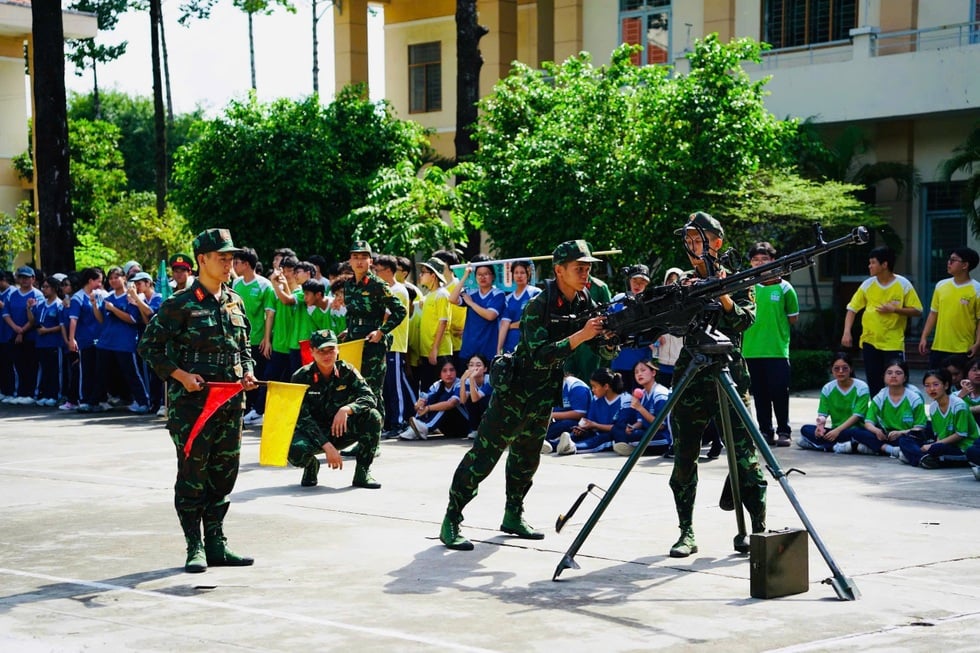 Khi học sinh TPHCM trở thành người lính, nghệ sĩ trong giờ học - 4