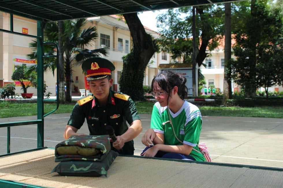 Khi học sinh TPHCM trở thành người lính, nghệ sĩ trong giờ học - 5