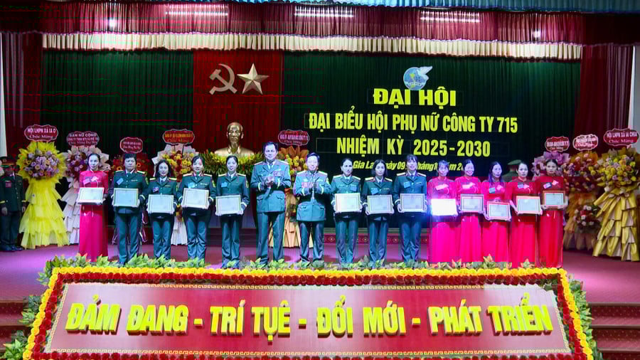 lanh-dao-cong-ty-715-trao-giay-khen-cho-tap-the-ca-nhan-tieu-bieu.jpg