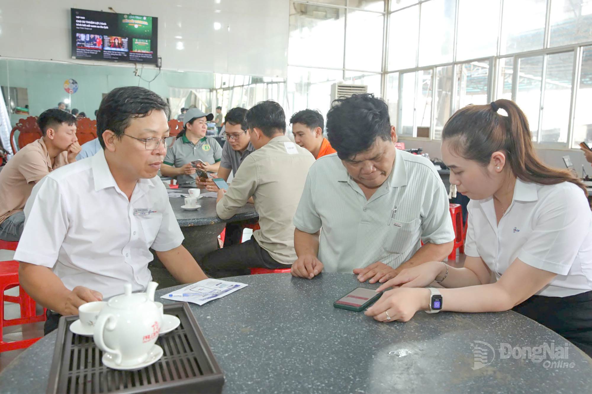Pegawai dan pekerja Syarikat Elektrik Dong Nai memasang apl dan mengarahkan pekerja tentang cara menggunakannya di Kilang Pemprosesan Getah Thuan Dung (Thuan Loi Rubber Company Limited). Foto: Truong Hien