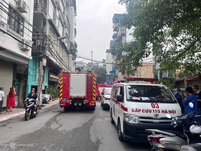 Xe cấp cứu chờ ngoài đường Xã Đàn để đưa nạn nhân đến bệnh viện. Ảnh: Huy Mạnh