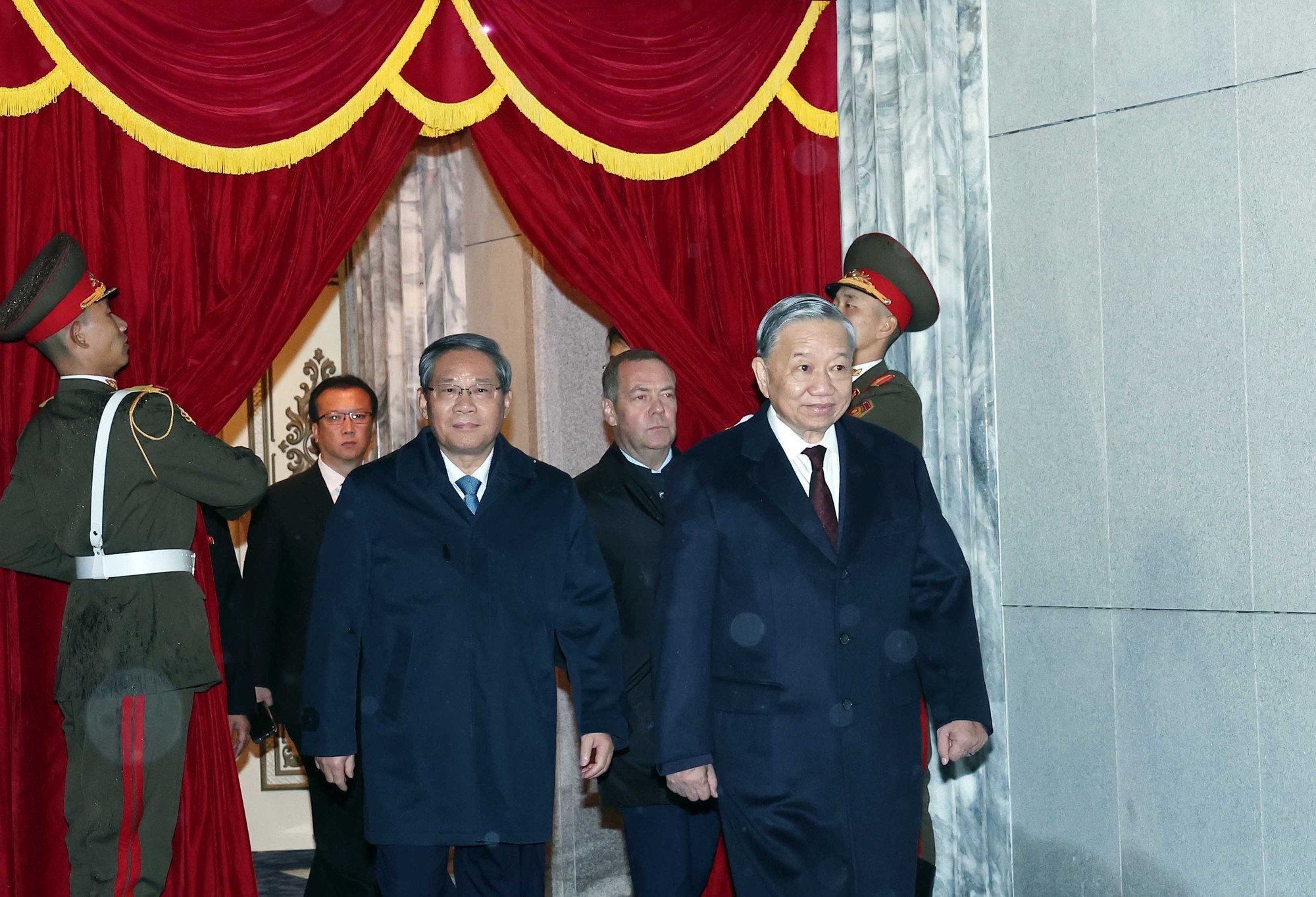 vna-potal-tong-bi-thu-du-le-duyet-binh-ky-niem-80-nam-thanh-lap-dang-lao-dong-trieu-tien-8332020.jpg