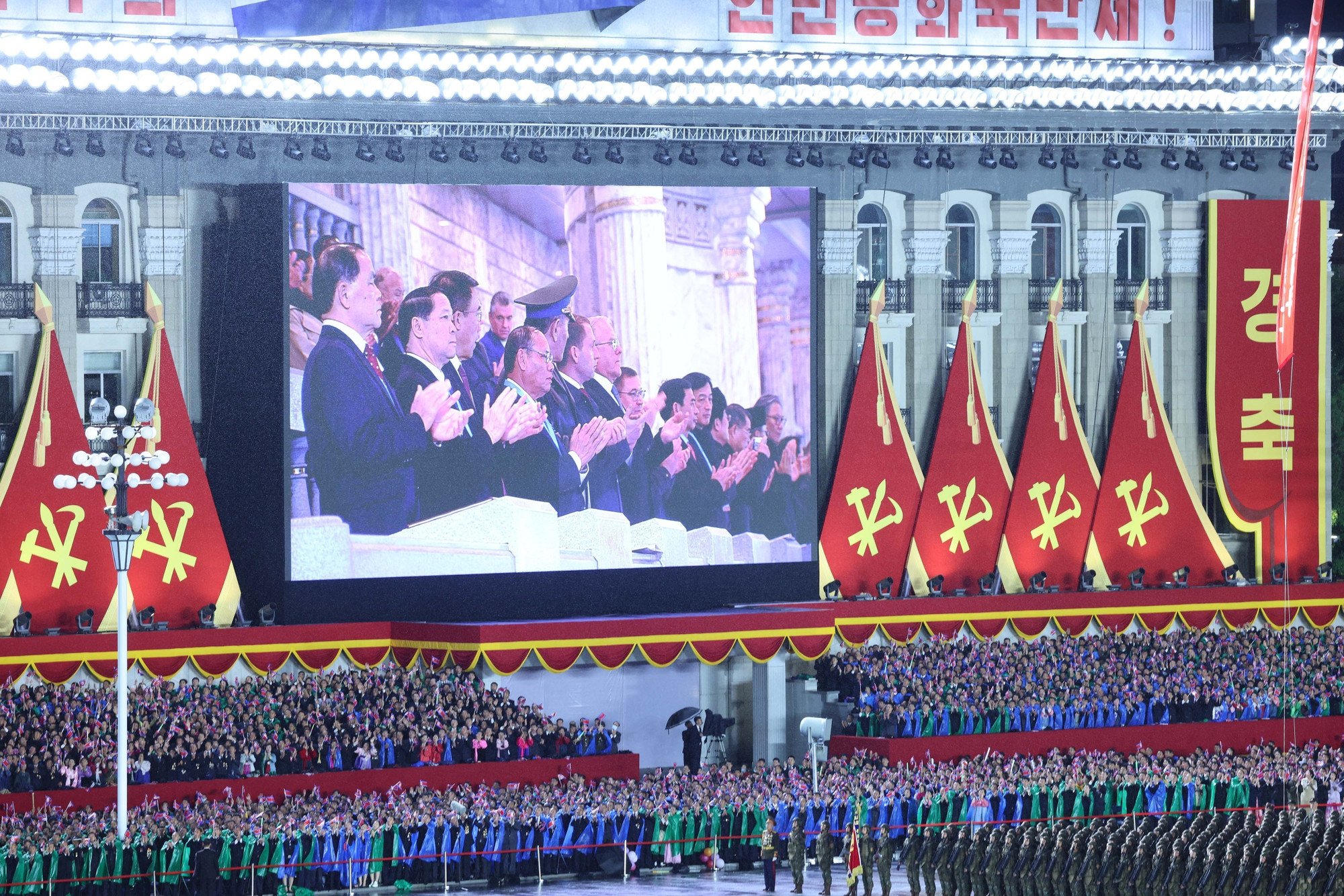 vna-potal-tong-bi-thu-du-le-duyet-binh-ky-niem-80-nam-thanh-lap-dang-lao-dong-trieu-tien-8331996.jpg