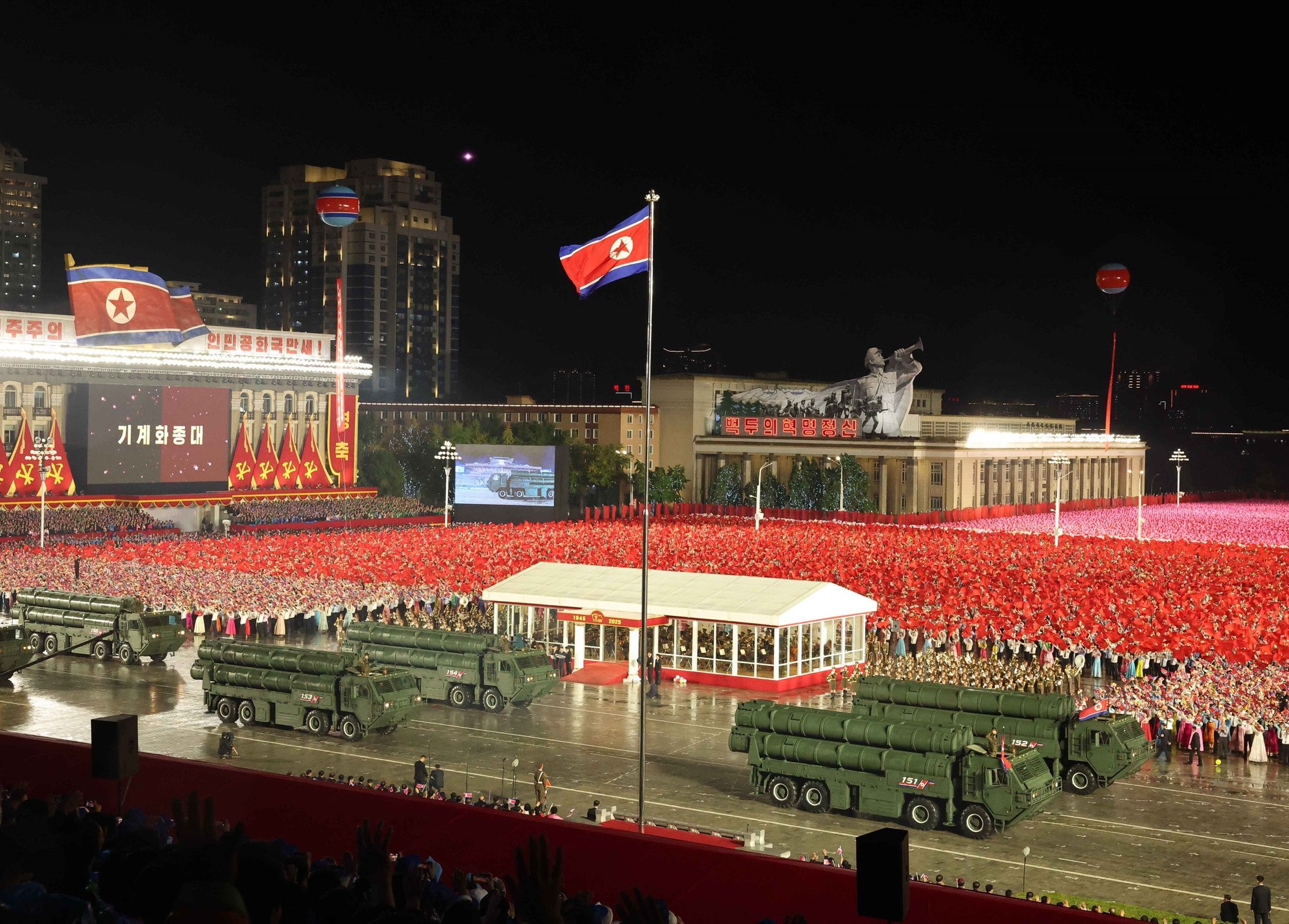 vna-potal-tong-bi-thu-du-le-duyet-binh-ky-niem-80-nam-thanh-lap-dang-lao-dong-trieu-tien-8332004.jpg