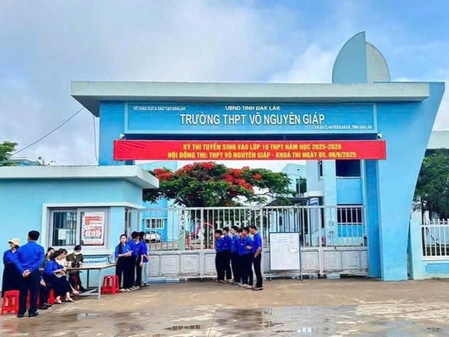 معلم يعتدي على زميله.. لجنة الشعب بالمحافظة توجه تعليمات Vụ thầy giáo hành hung đồng nghiệp: UBND tỉnh chỉ đạo ‘nóng’- Ảnh 1.