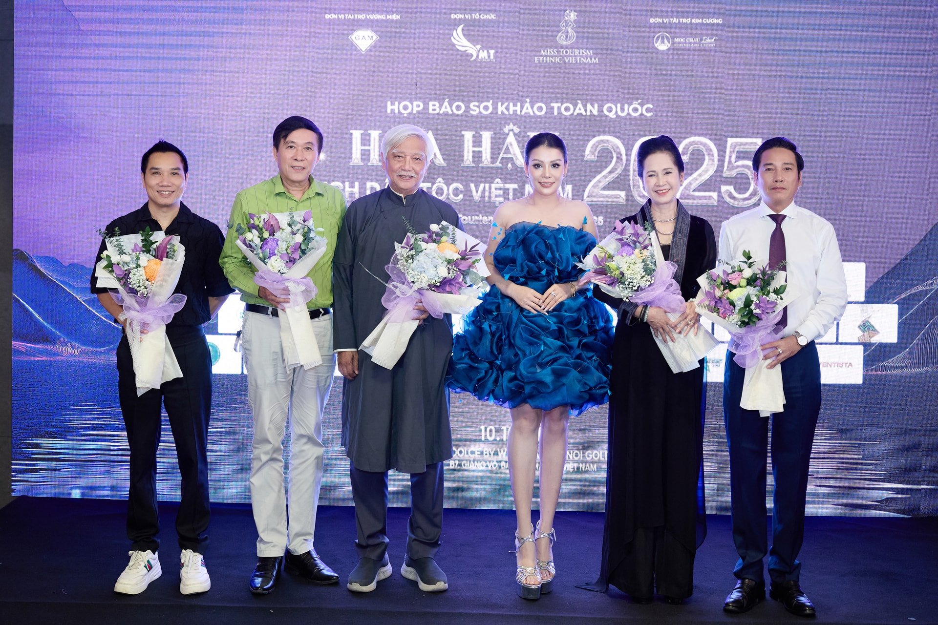 truong-btc-dam-huong-thuy-and-the-members-of-the-board-of-new-guests-at-sk.jpg