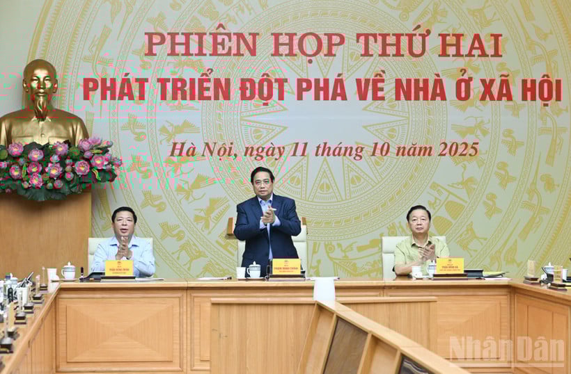 Premiärminister Pham Minh Chinh leder det andra mötet med den centrala styrkommittén för bostadspolitik och fastighetsmarknaden. (Foto: TRAN HAI)