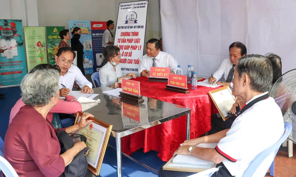 Des avocats conseillent les personnes âgées du quartier de Tan Son Nhat, à Hô-Chi-Minh-Ville. Photo : CAM TUYET