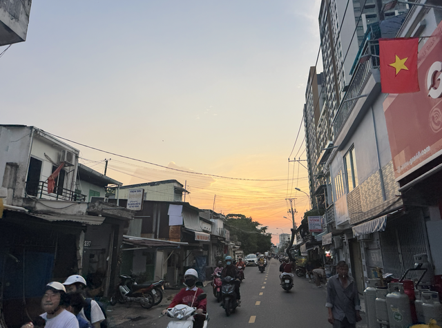 Tiến sĩ Andrew Stiff nói về karaoke và linh hồn của TP . HCM bên kênh Tẻ - Ảnh 1.