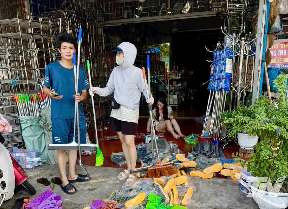 El artículo que la gente compra mucho son escobas para limpiar después de la inundación.