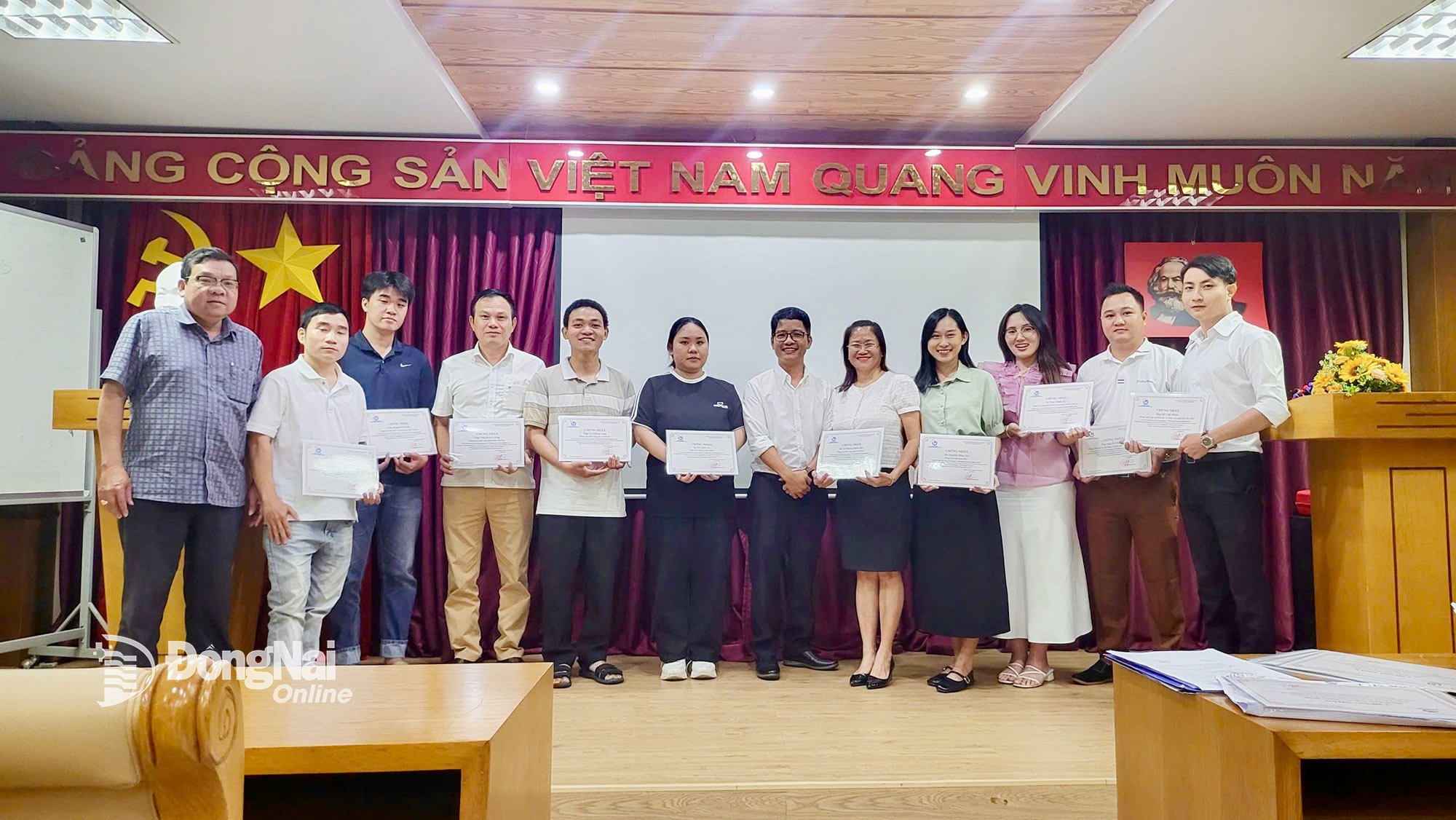Reportrar och redaktörer från pressbyråer i Ho Chi Minh-staden tilldelades intyg om genomförd utbildning. Foto: Hai Yen
