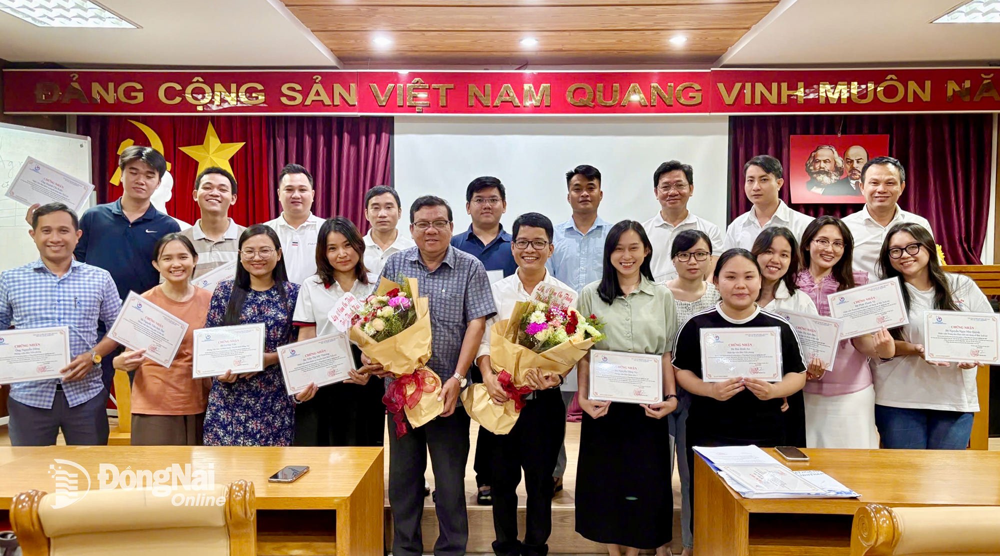 Reportrar och redaktörer från pressbyråer i Ho Chi Minh-staden och Dong Nai tilldelades intyg om att de genomfört utbildningen. Foto: Hai Yen