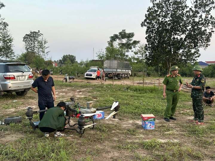 Крупный план дрона Viettel, доставляющего гуманитарную помощь в пострадавшие от наводнения районы - 6