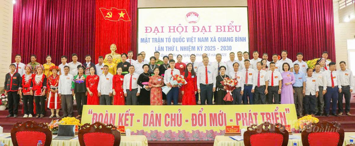 Leiders van de gemeente Quang Binh overhandigden bloemen om de afgevaardigden te feliciteren die deelnamen aan het eerste Vietnamese Vaderlandsfrontcomité van de gemeente, voor de periode 2025-2030.