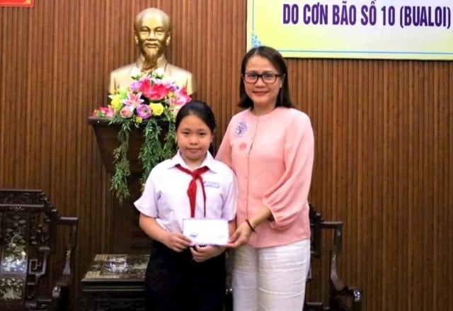 Å sprenge sparegriser for å sende kjærlighet til flomområder - Bilde 1. Đập heo đất gửi yêu thương đến vùng lũ- Ảnh 1.