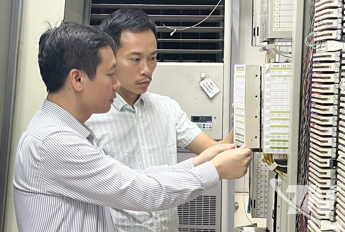 A VNPT Thai Nguyen munkatársai ellenőrzik az egység felszerelését és infrastruktúráját.