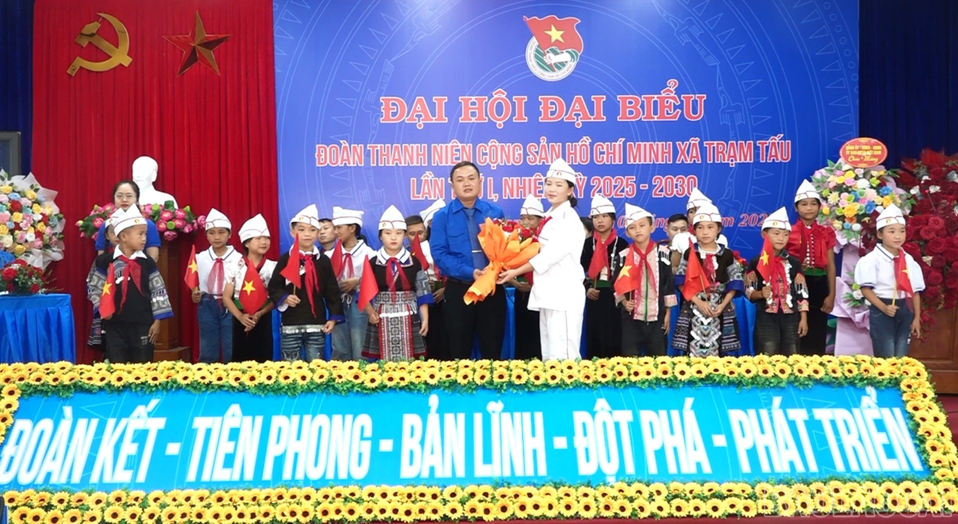 baolaocai-br_doi-vien-chuc-mung.jpg