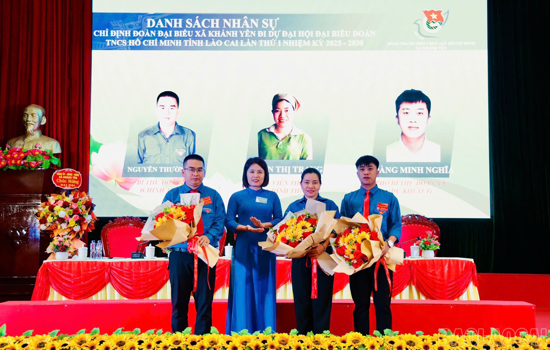 Lãnh đạo xã tặng hoa chúc mừng đại biểu dự đại hội cấp trên.